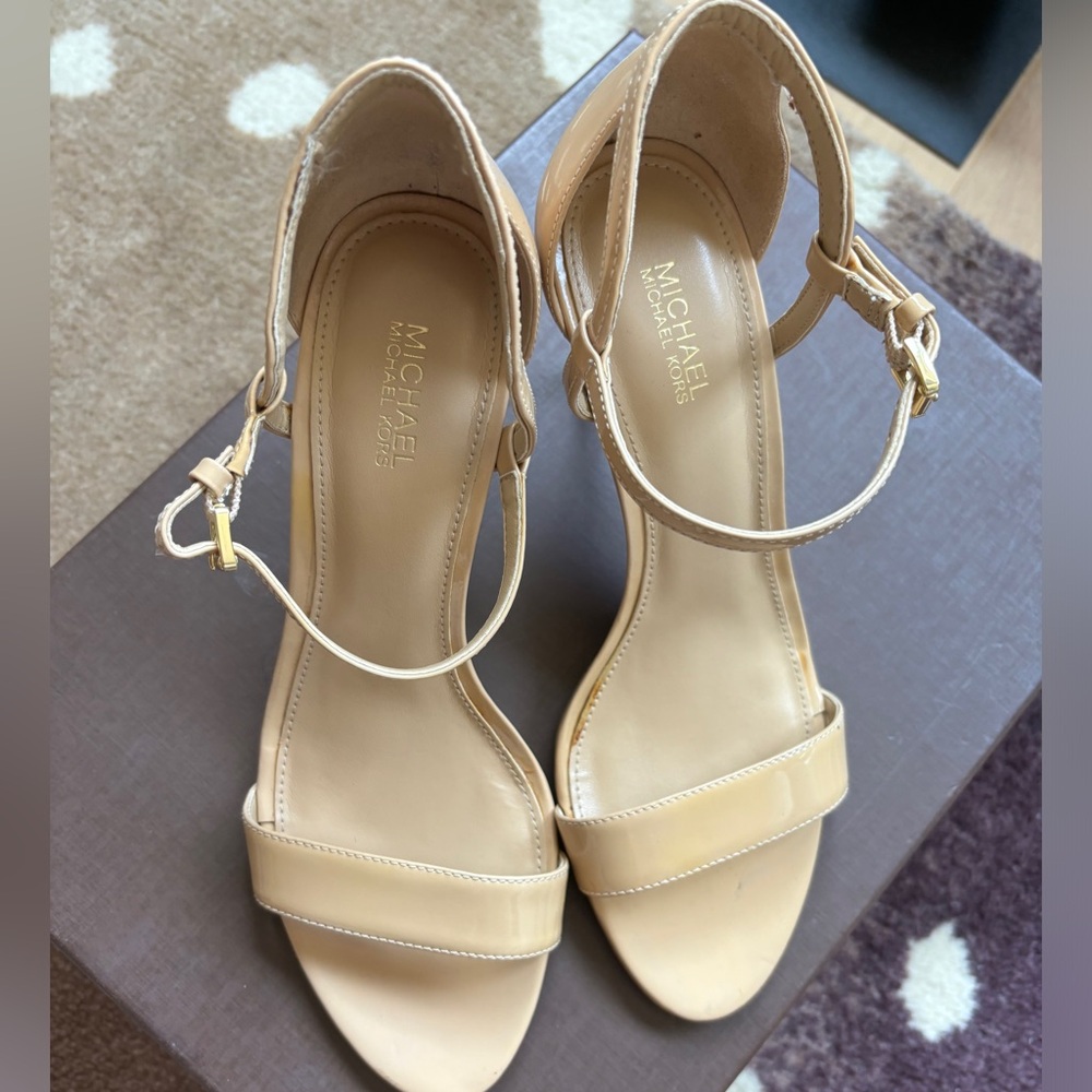 MICHAEL KORS Simone Patent Sandal in Nude. Size 7.